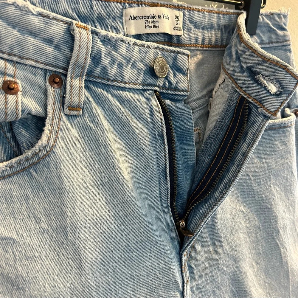 Abercrombie & Fitch Curve Love High Rise Mom Jean Womens Size 26 Short Light - Picture 7 of 9